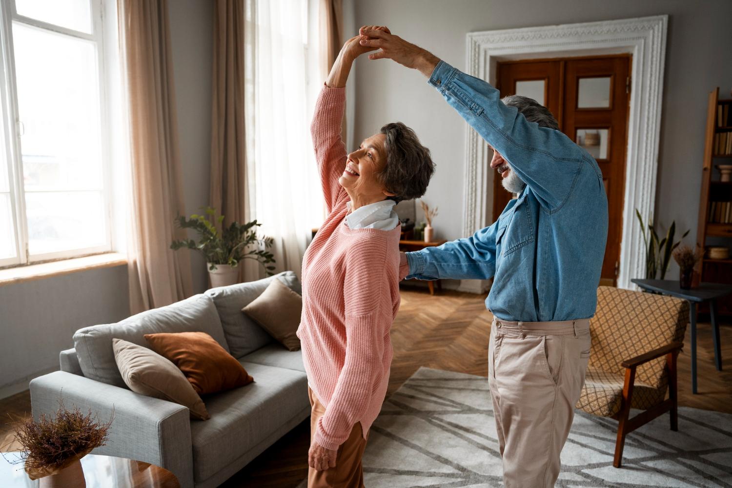Pareja bailando en la sala de su hogar