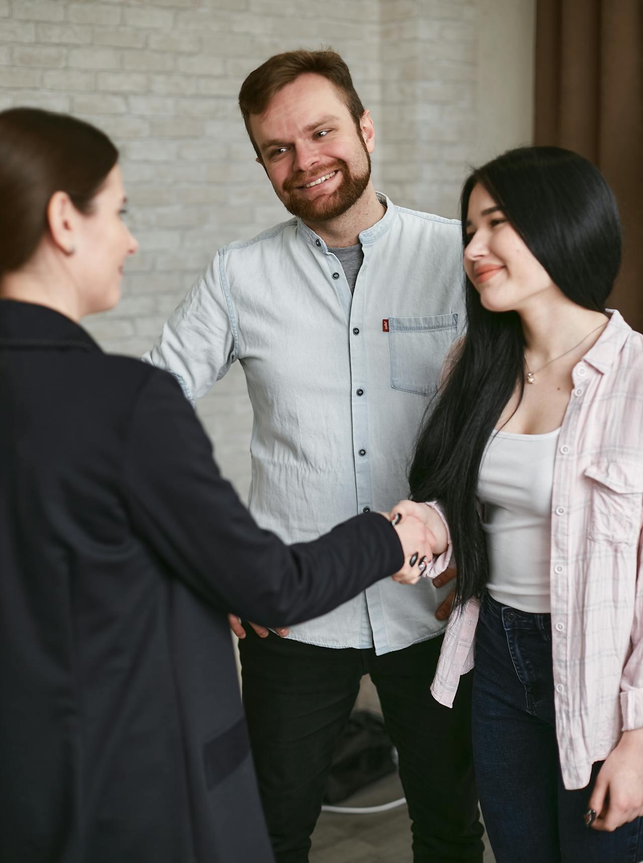 Personas de negocios estrechandose la mano.