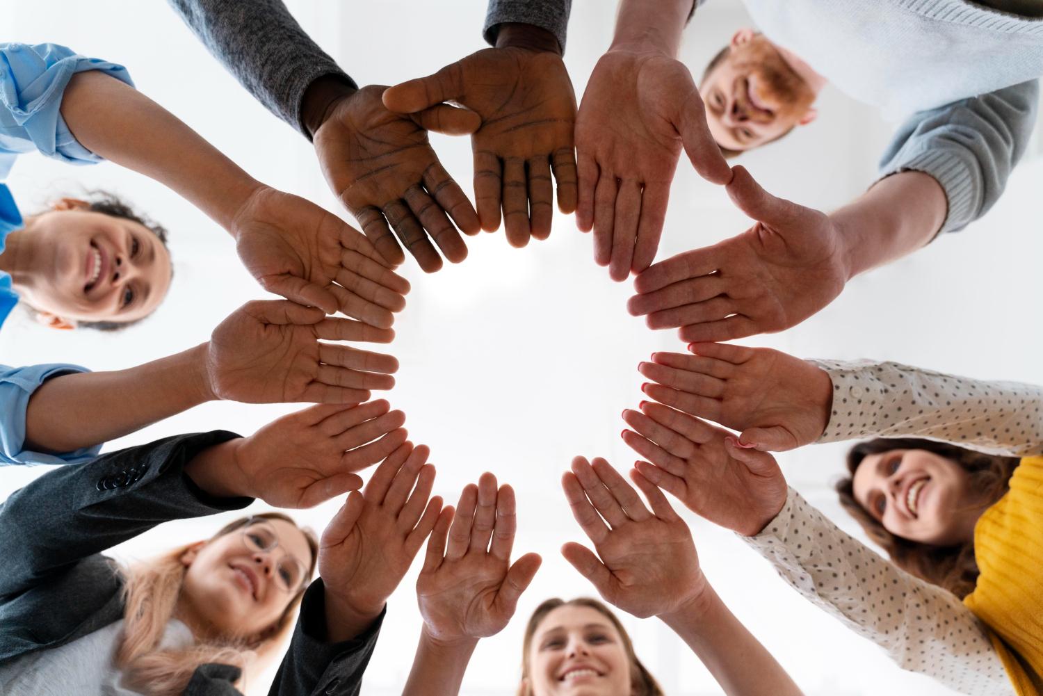 Manos de un equipo de personas unidas.